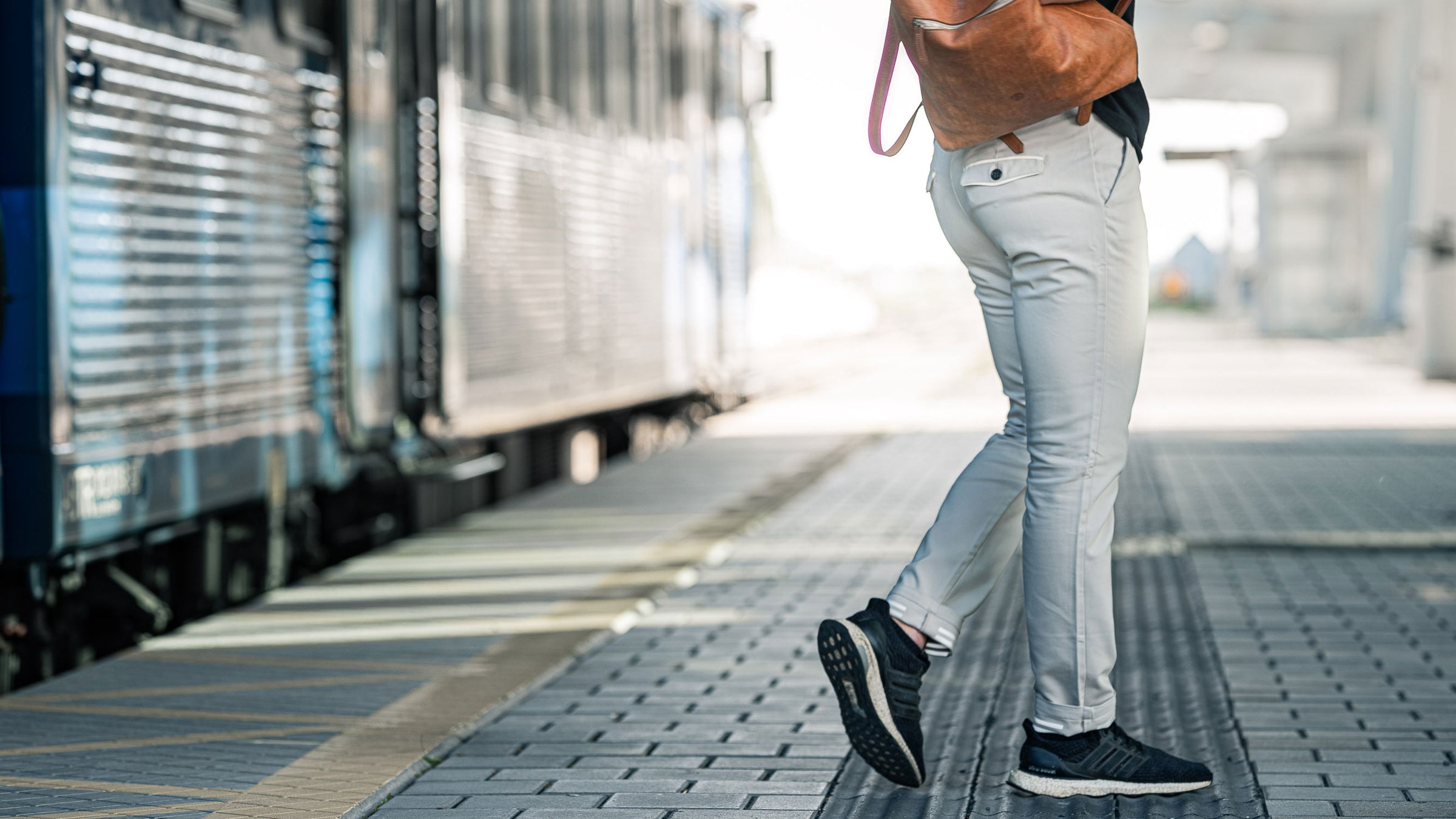 Sigr men's cycling chinos worn at a train station