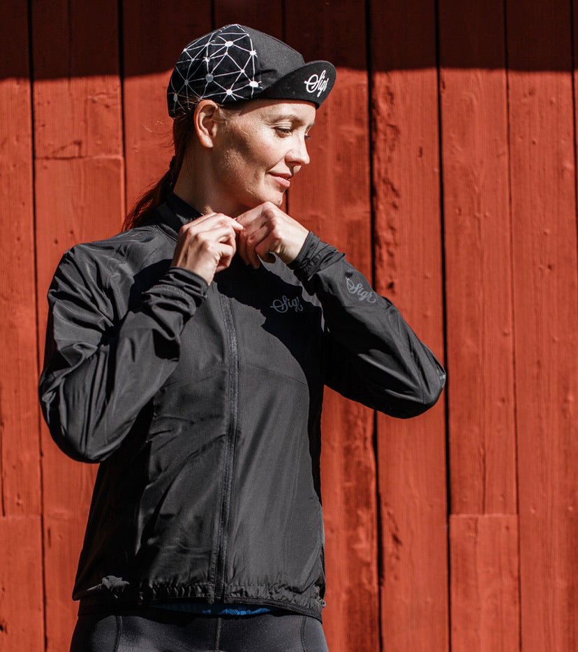 Treriksröset Black Women's Cycling Wind/Pack Jacket by Sigr Cycling Clothing