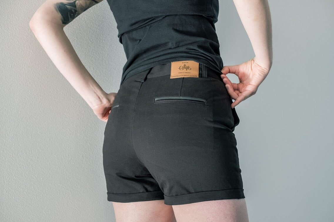 Sigr Strandvägen - Cycling Chino Shorts in black for Women